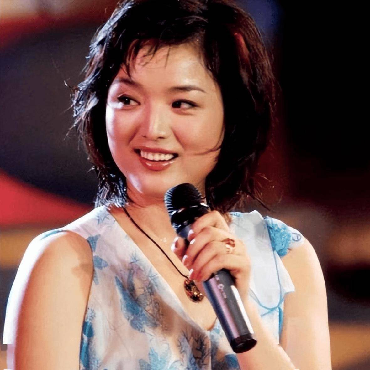 歌唱家白雪:一婚嫁富豪毁了事业,二婚嫁小8岁丈夫终获幸福