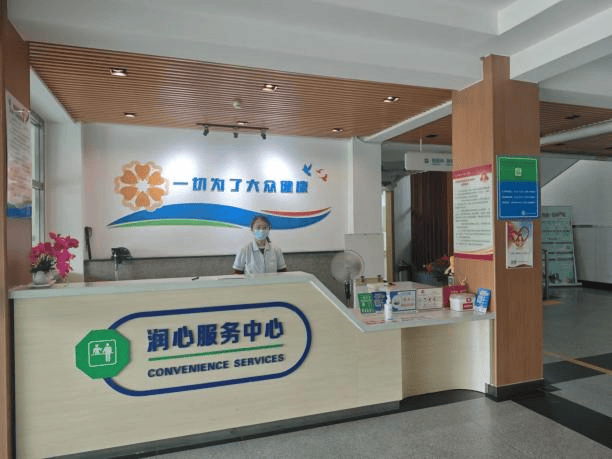 同时聘请社会监督员监督解决患者的困难和问题.