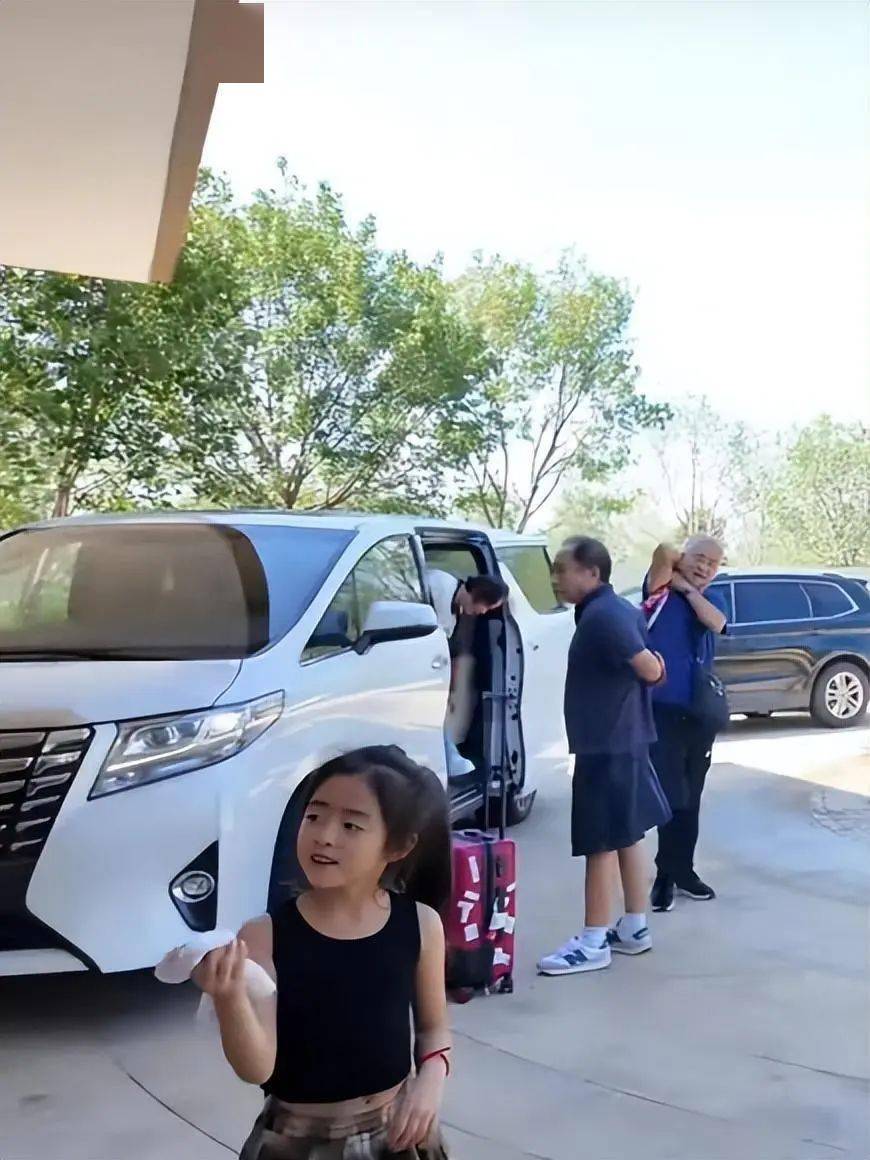 颖儿携女游玩,月亮高清正脸首曝光,单眼皮塌鼻梁完美复刻付辛博