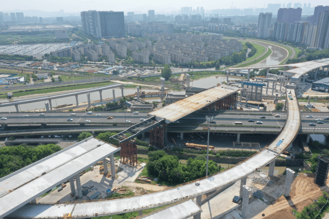建宁西路过江通道主线桥钢箱梁顺利跨越江北大道