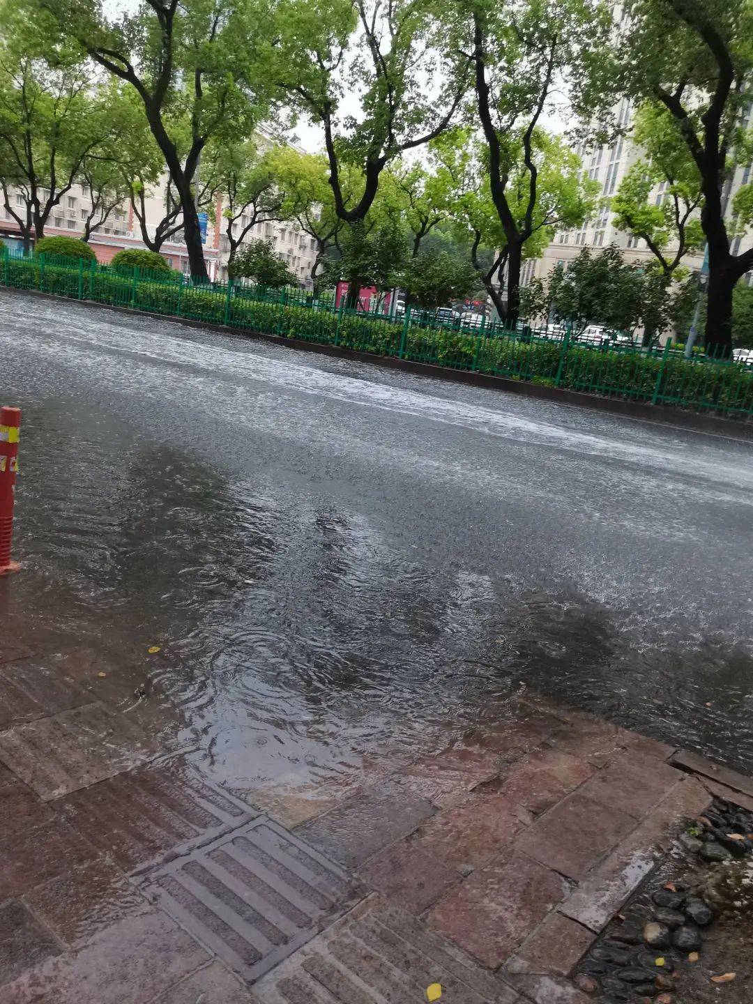 一场阵雨,宁波这处又出现道路积水,网友调侃:在宁波经常看见海