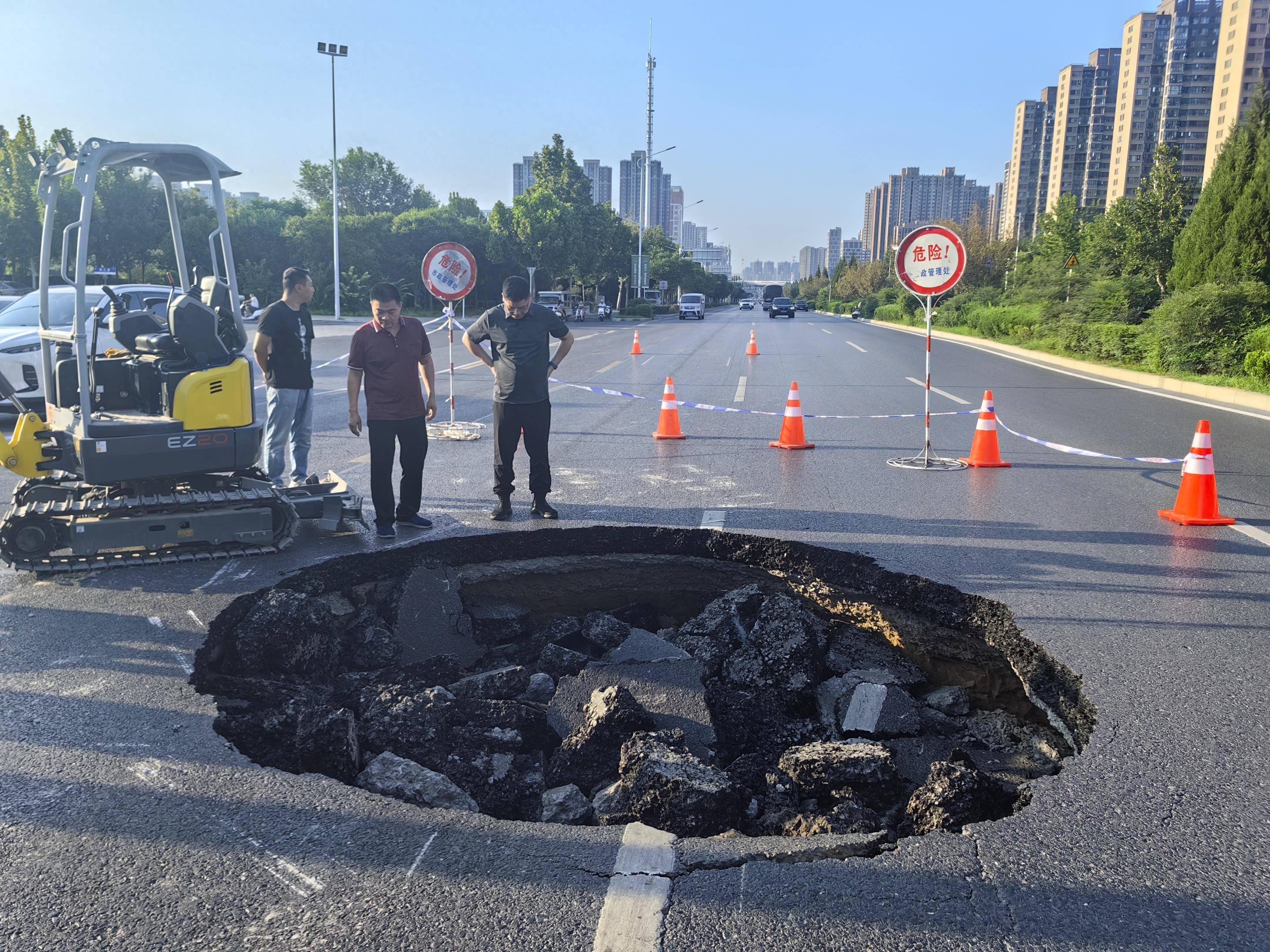 巴滨路路面塌陷图片