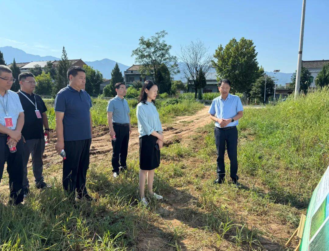8月14日,县人大常委会副主任李宏涛带领部分在蓝市人大代表和人大财经