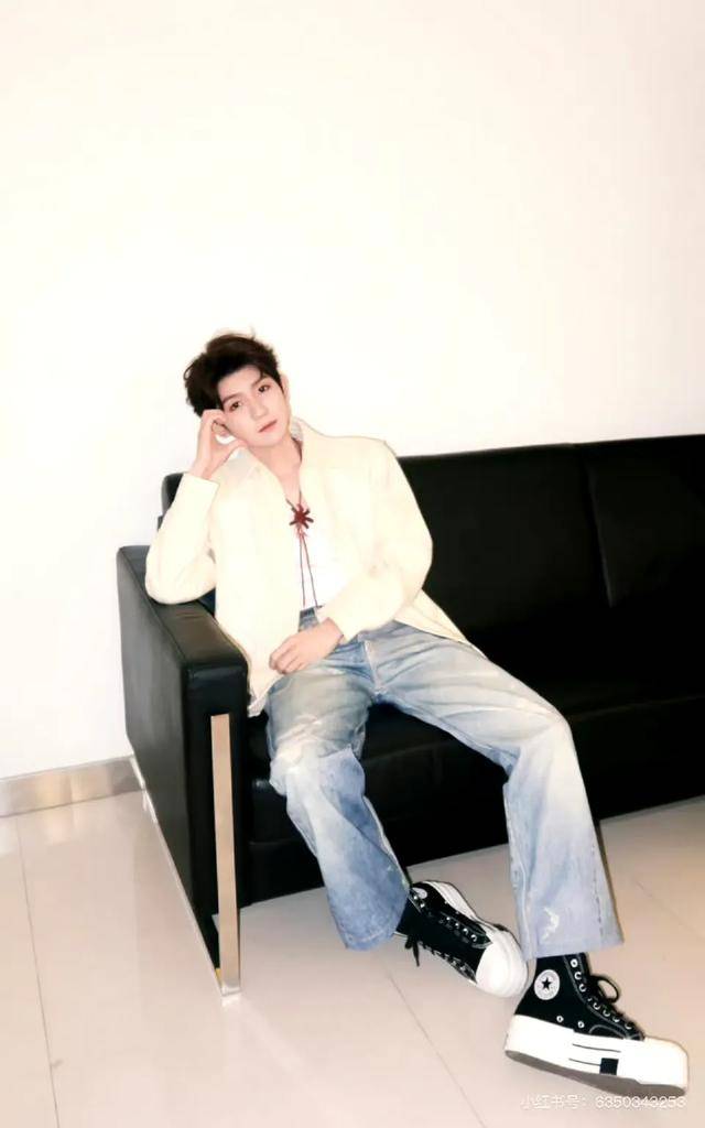 王源,这位青年偶像的代表,以其独特的音乐才华和舞台_体重_明星_问题