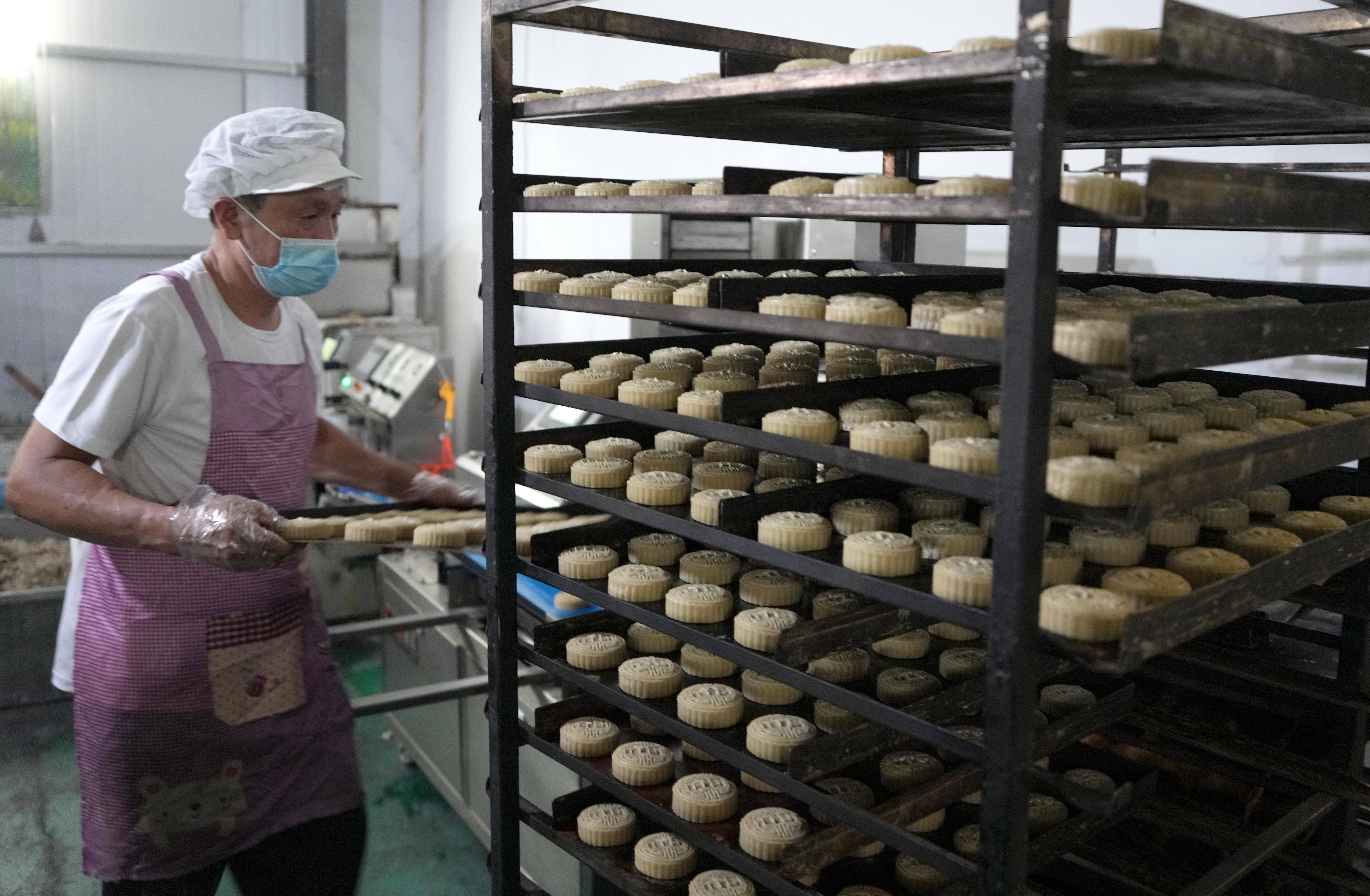 徐速绘 摄这是山东省新泰市翟镇一家食品生产企业的月饼生产线(8月14