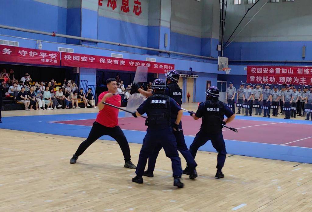 校园保安亮绝活!青岛市校园安保应急处置汇报展演上演"实战"技能