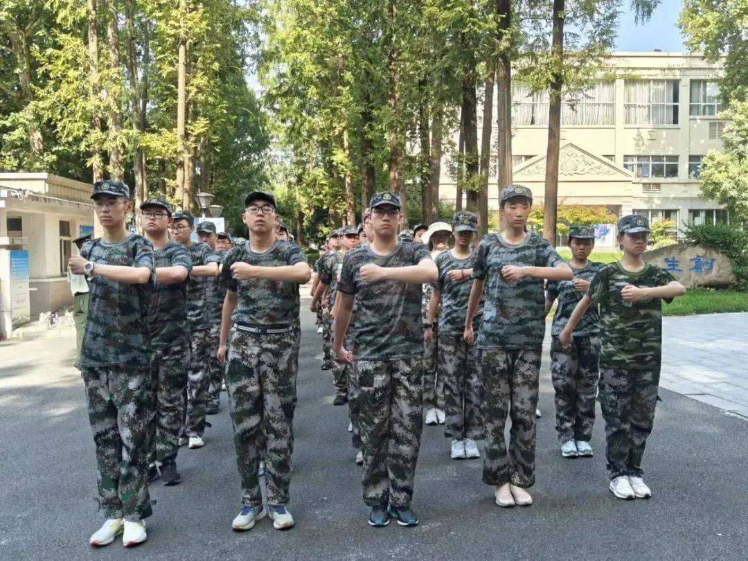燃爆!直击多校新高一军训