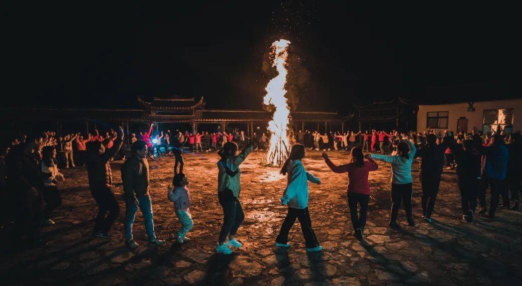 安排恩施农家菜 摔碗酒体验,后面更会安排篝火晚会,学习土家摆手舞