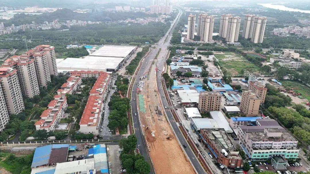 雁塔大桥重建工程项目东西两侧道路封闭了部分车道进行施工将影响广汕