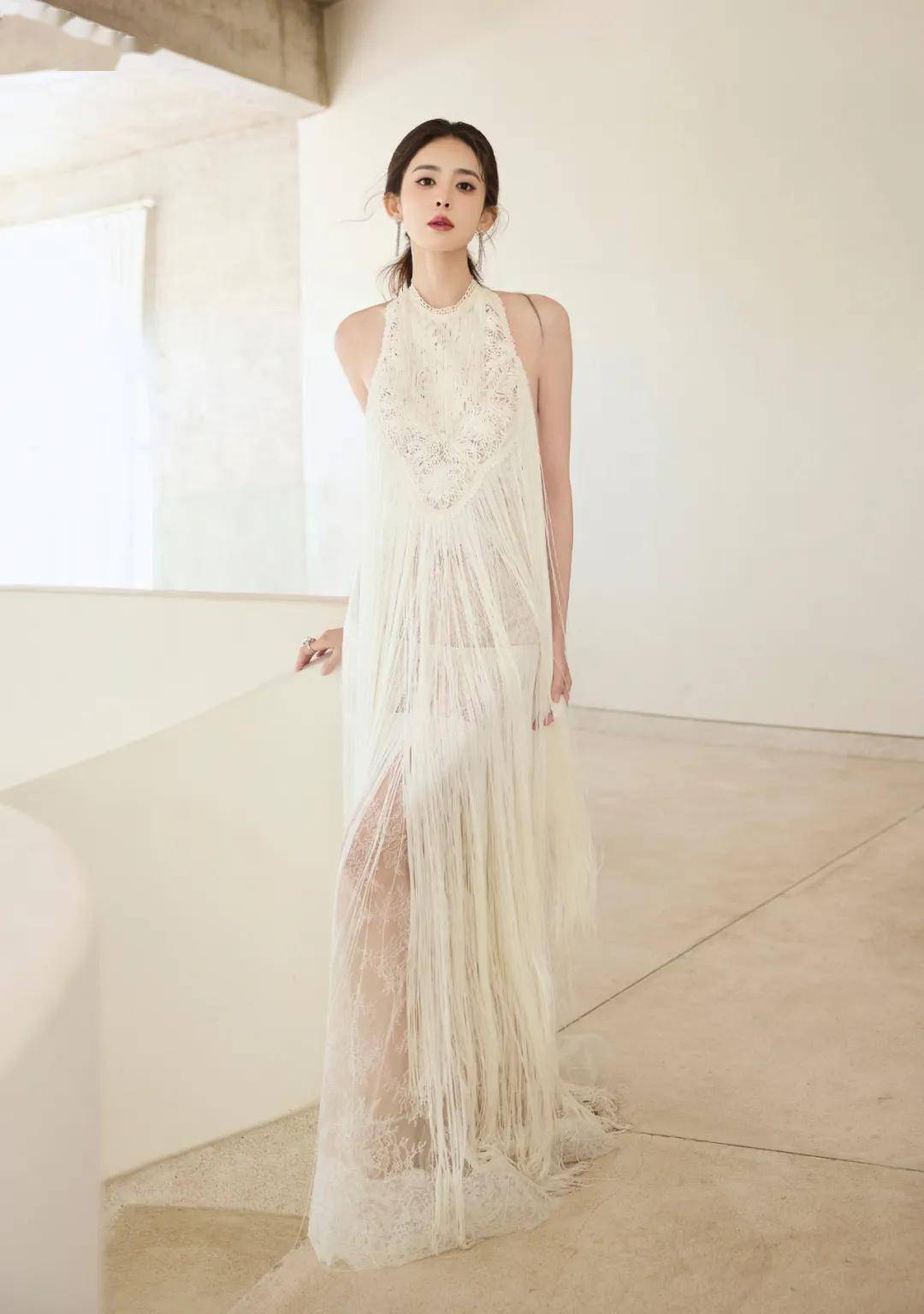 娜扎穿白色流苏长裙露出美背!雪肤玉貌太性感纯欲