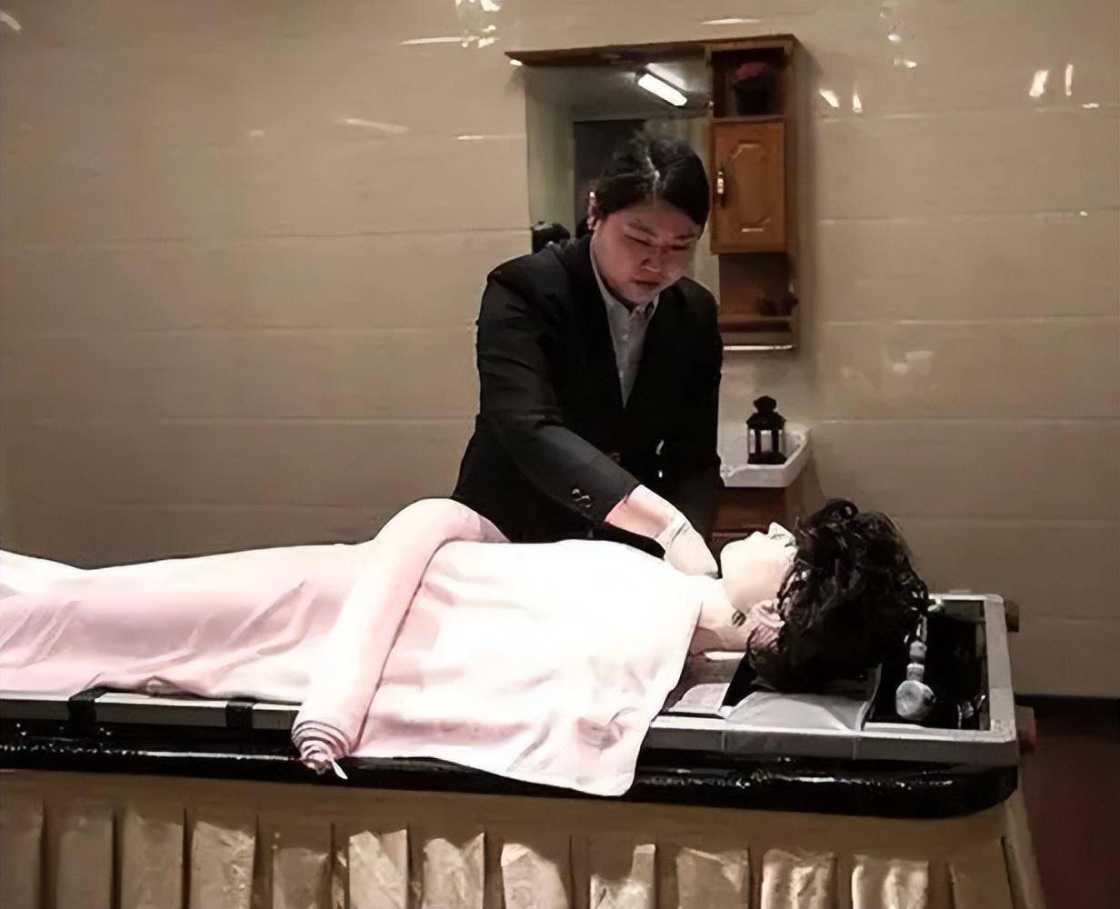 用手为什么不能触摸遗体?入殓师:亲人也不行,不是迷信是科学