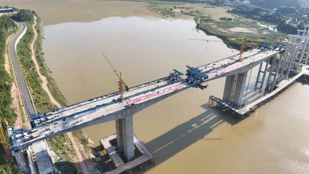 8月16日凌晨, g5京昆高速公路广元至绵阳段扩容项目嘉陵江特大桥右幅