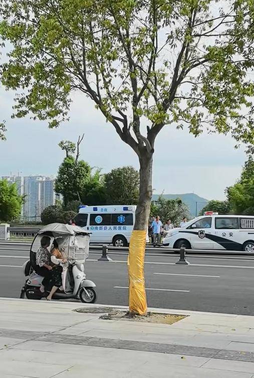 四川南充马路边发现婴儿 纸条记录孩子出生年月 警方民政等部门介入 律师解读