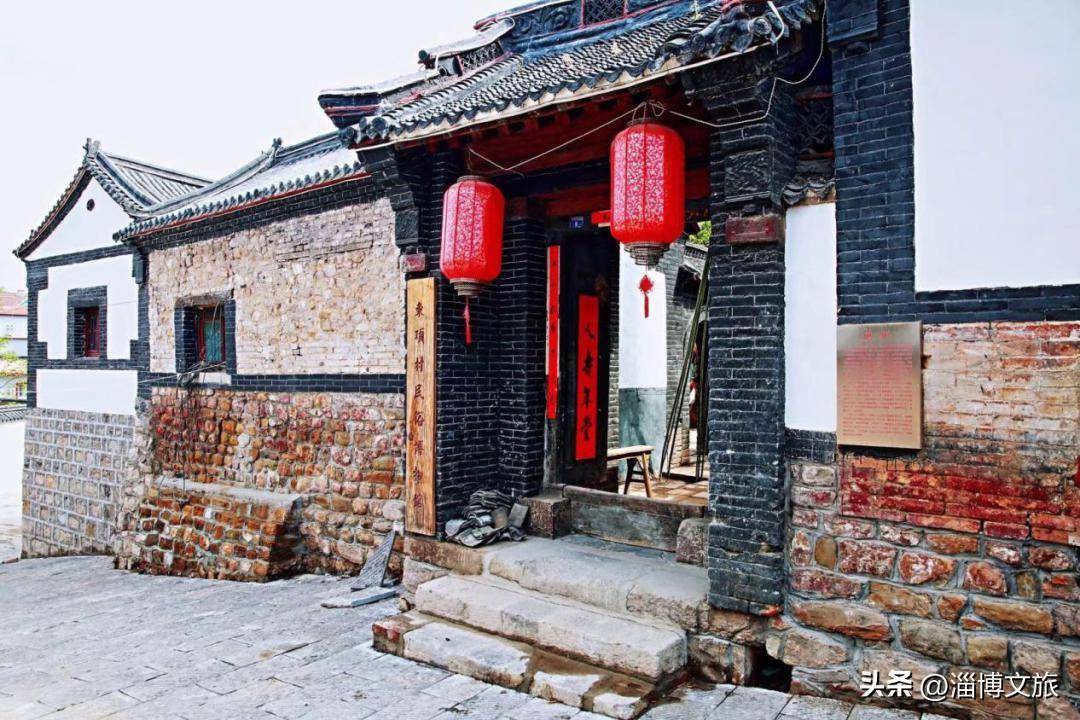 几年前,红叶柿岩所在地原是和尚房村,姚家峪村等山村,村与村之间被
