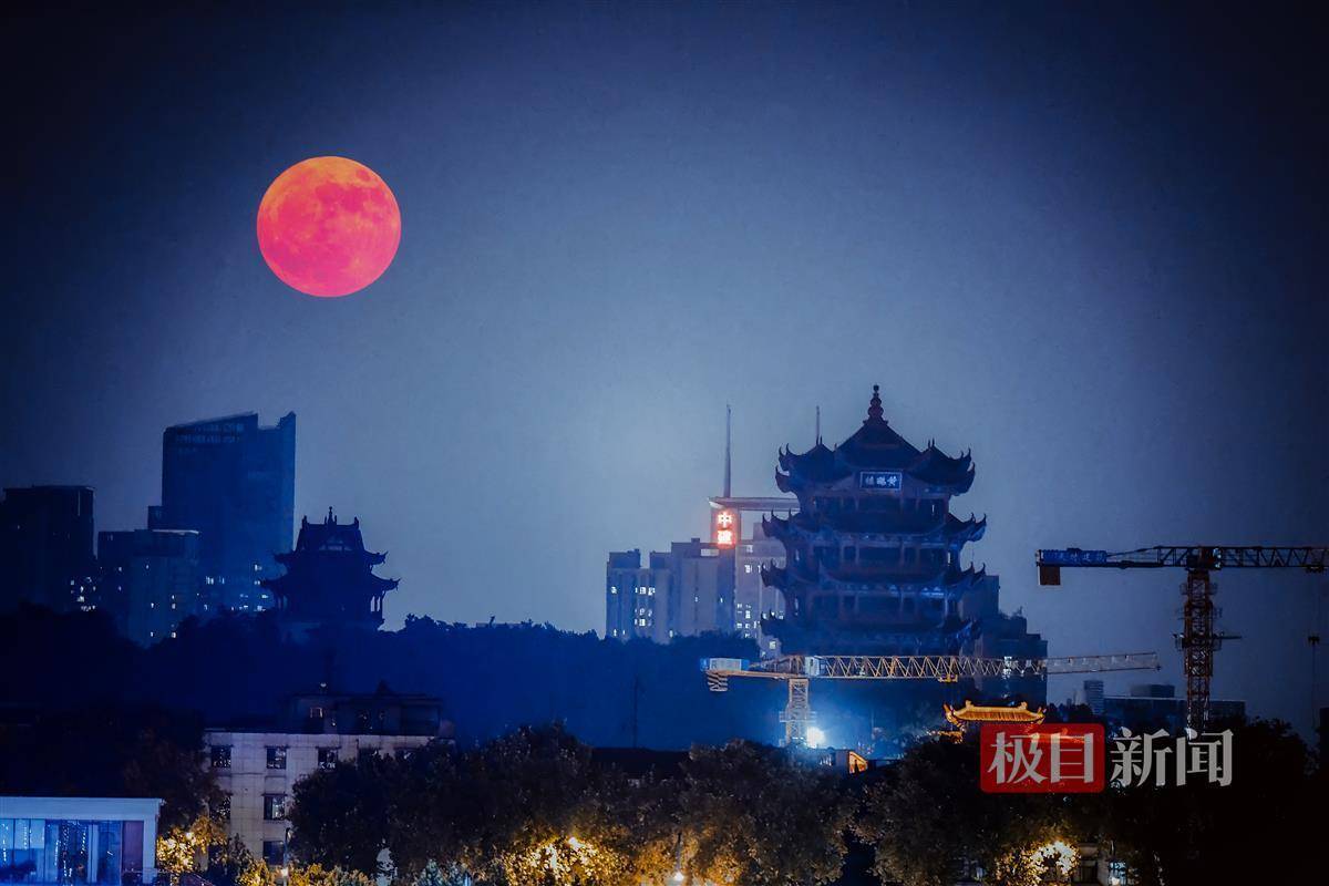 超级红月亮腾云而出,武汉夜空上演现实版神话
