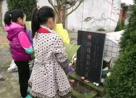 21岁女教师被埋进废墟，身体断成三截，救援人员却发现，她底下死死护着3名学生