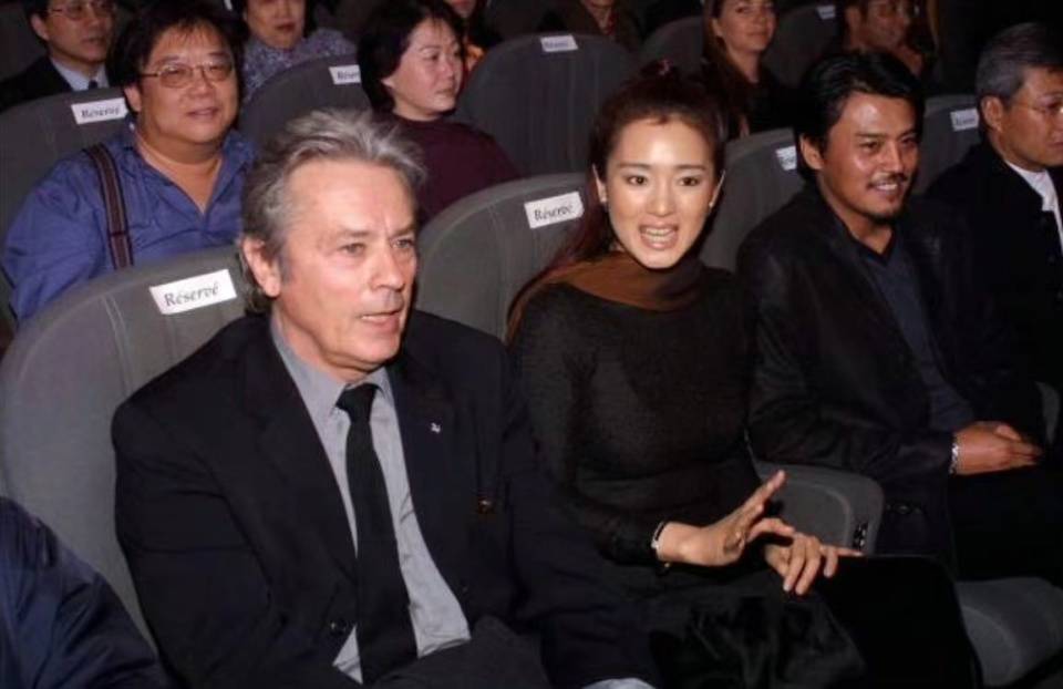 导演孙周也晒出他和巩俐以及阿兰·德龙的合影,他表示自己已经记不清