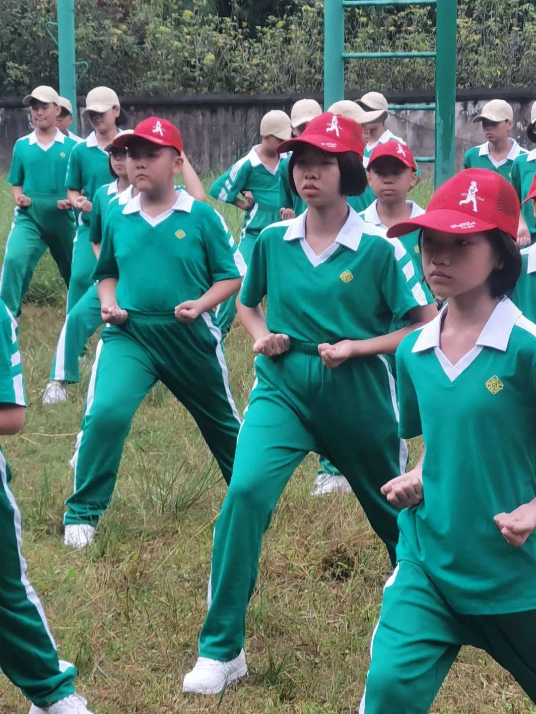 一抹执信蓬勃绿,万丈豪情军威扬