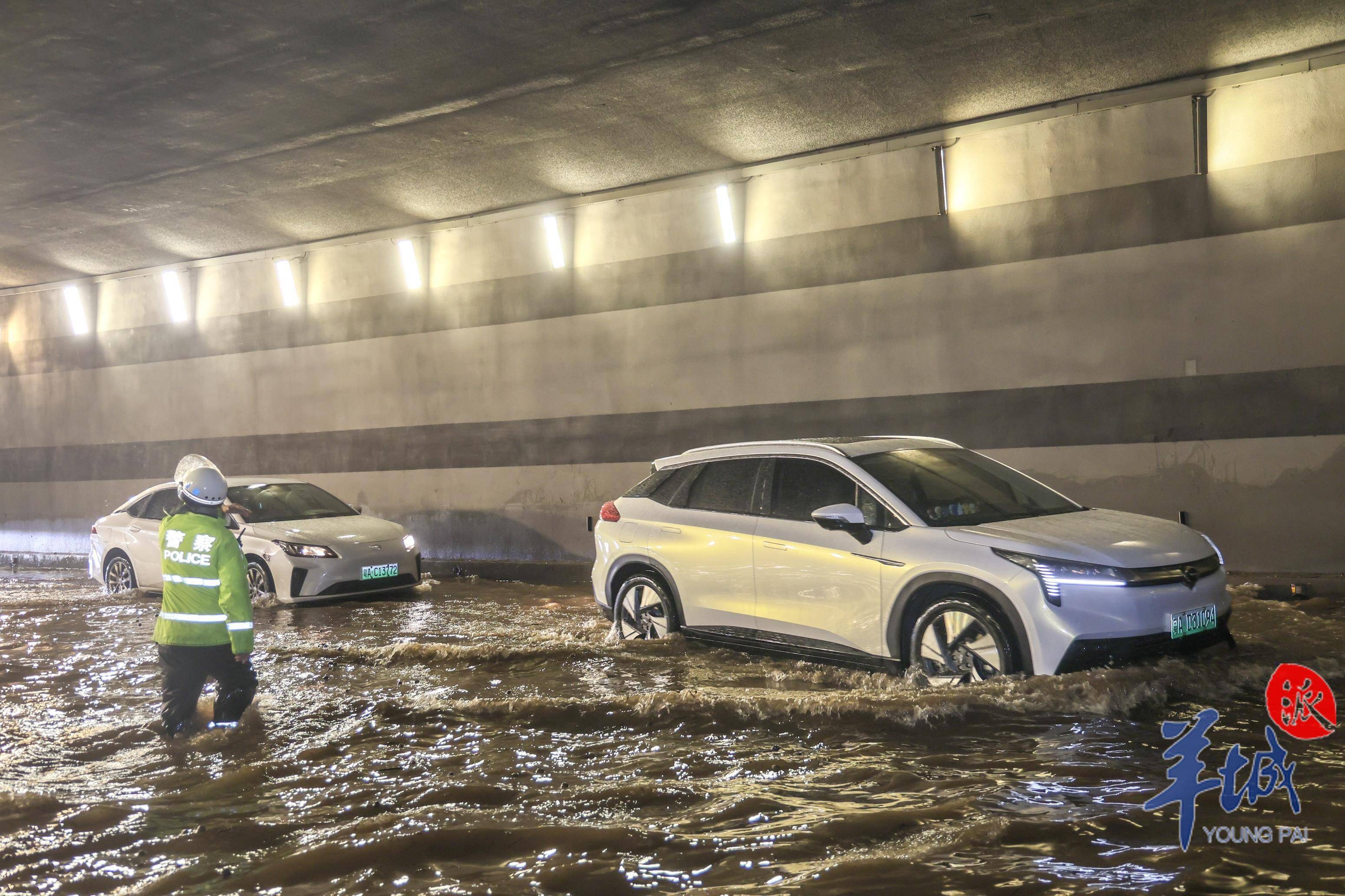 图集|大暴雨引发隧道积水严重,交警与相关部门紧急清理现场并恢复通行