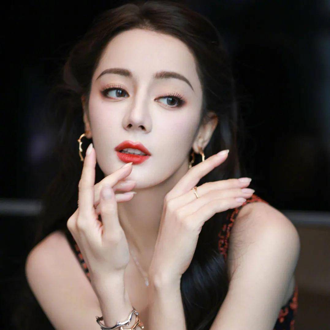 迪丽热巴离了浓妆就不行?
