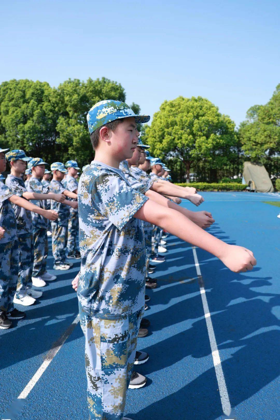 热血少年队列剪影伴随着一声声响亮的一二一口号声站军姿齐步走