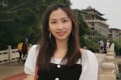 王程程 中共党员，硕士研究生 毕业于青岛大学英语教学专业 现任国际贸易系辅导员