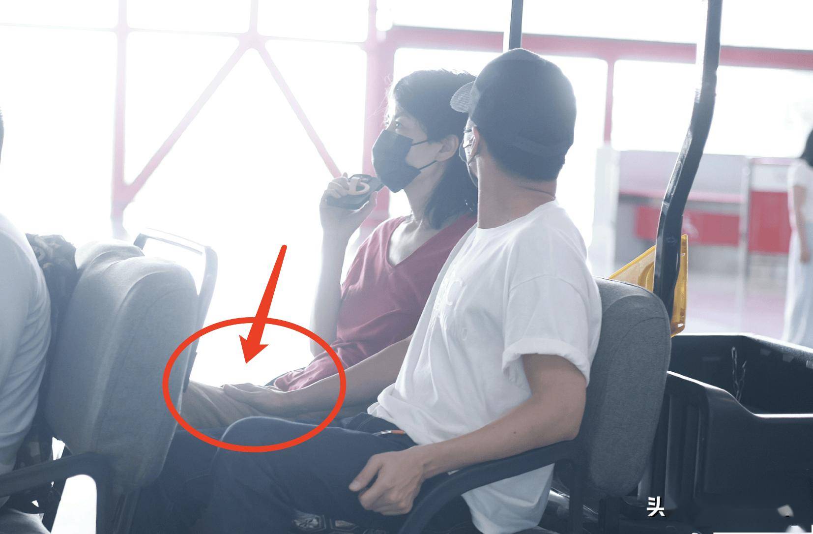 王菲谢霆锋现身机场,55岁王菲靠在男友肩头撒娇,两人穿得像母子