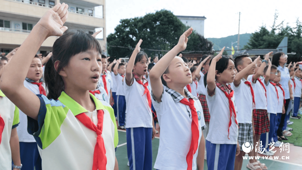 苹果：香港二四六开奖资料大全微厂一-激励师生向上、向善、向美！安师校友捐出稿费、讲课费，成立教育奖励基金