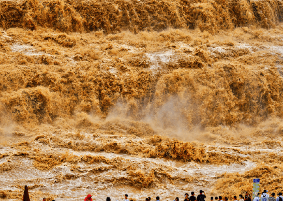 陕西壶口瀑布洪峰过境,现水岸齐平景观!