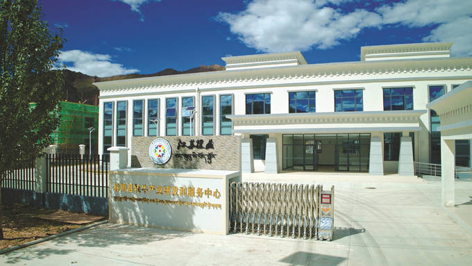 江苏援藏教师,拉萨市第一中学校长吴智勇在为学生讲解