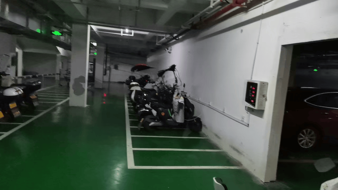 电动自行车集中停放在小区地下夹层电动自行车专用停车场,建筑面积400