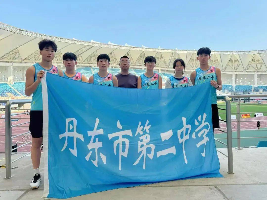 丹东二中殷赫明在男子高中组200米比赛中以22.