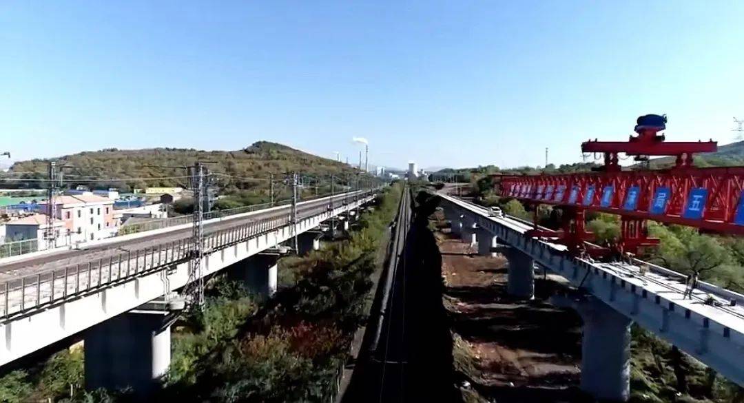 吉林枢纽西环线工程南起沈吉线马相屯站,沿吉林市环城高速公路西侧经