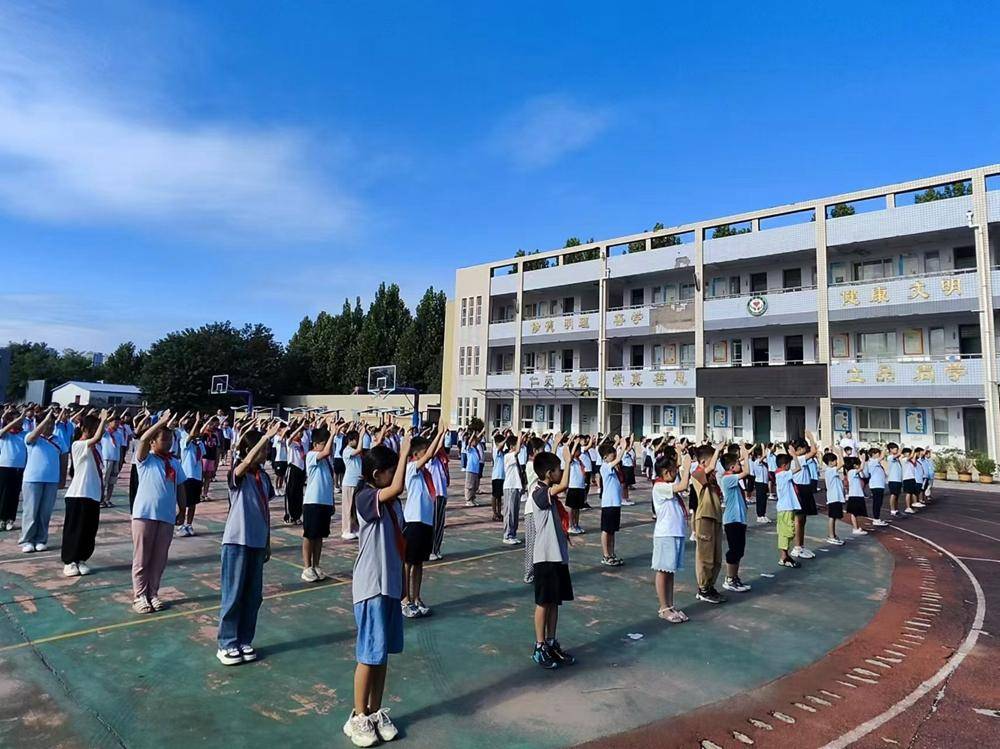 8月28日上午,郑州市管城回族区小李庄小学举行2024-2025学年上学期