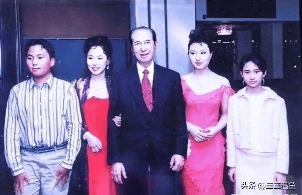 赌王17个孩子,6个进娱乐圈发展,只有大房一家本本分分