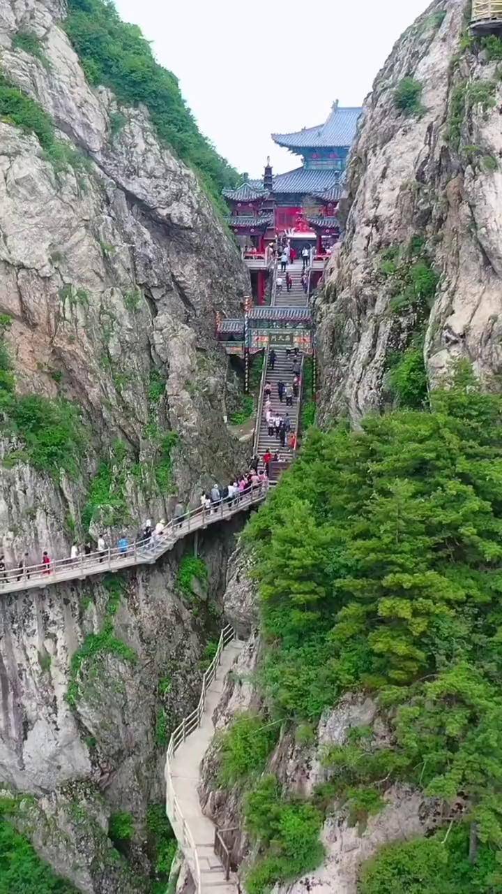 八百里伏牛山脉的主峰,玉皇顶海拔2217米
