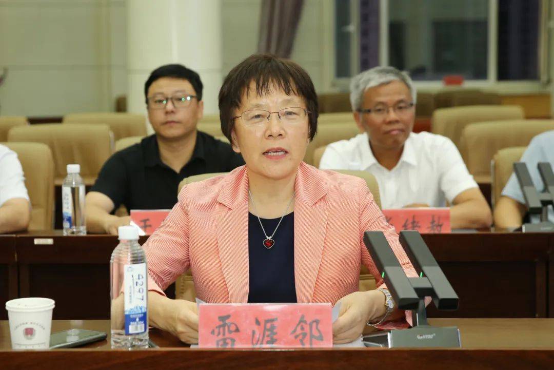 会议由县委常委,副县长李照本主持.8月25日