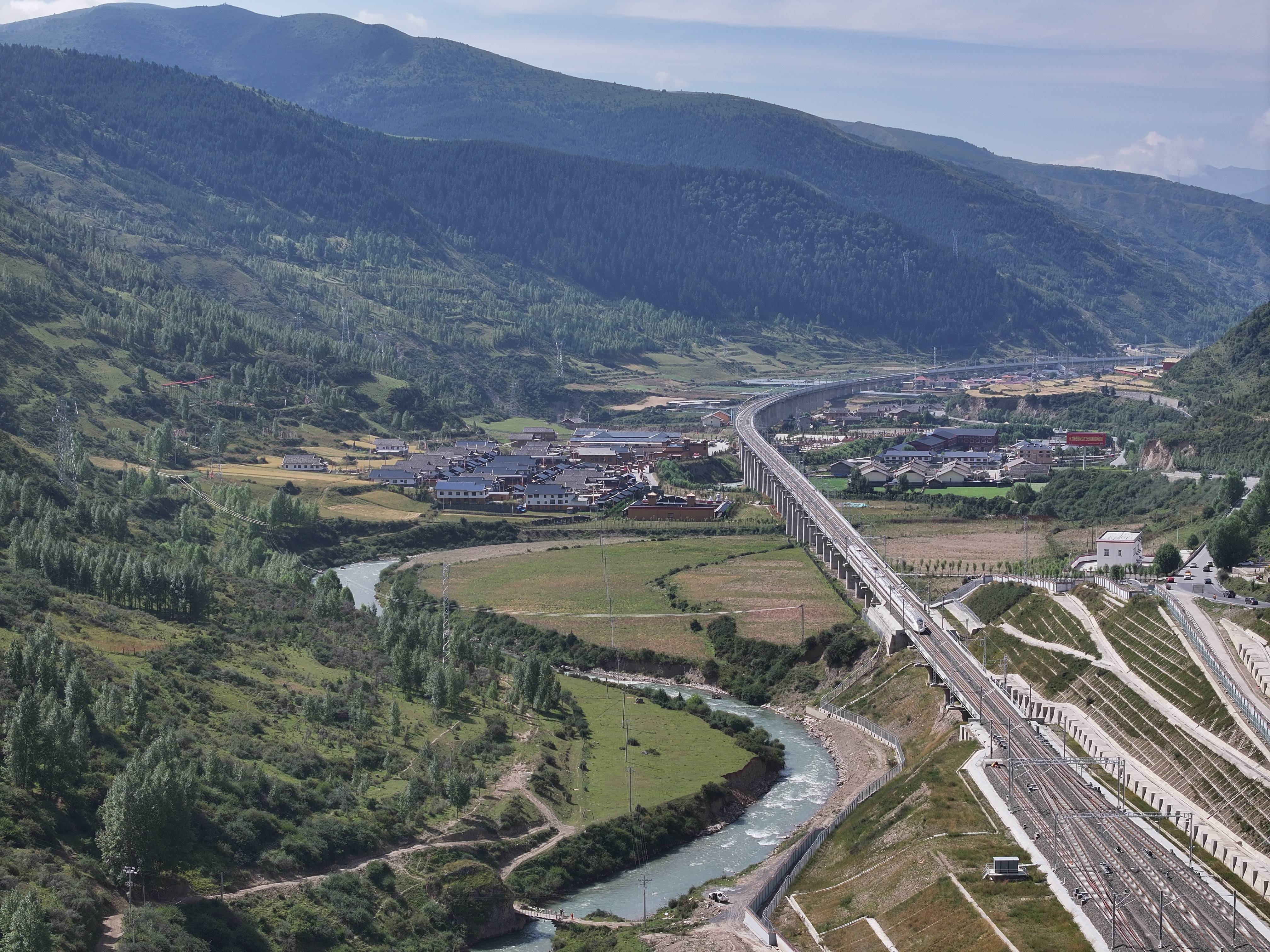 新华鲜报|红军长征穿越的松潘草地通动车了