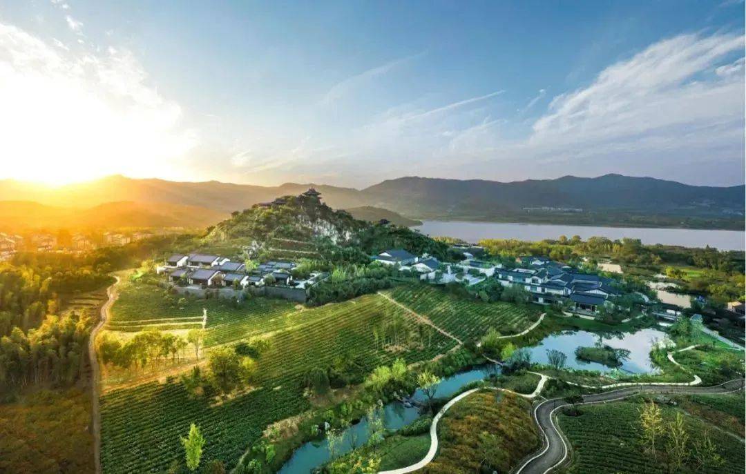 雅达·阳羡溪山这个以宜居康养为主题建设的项目,就像为老年人打造的