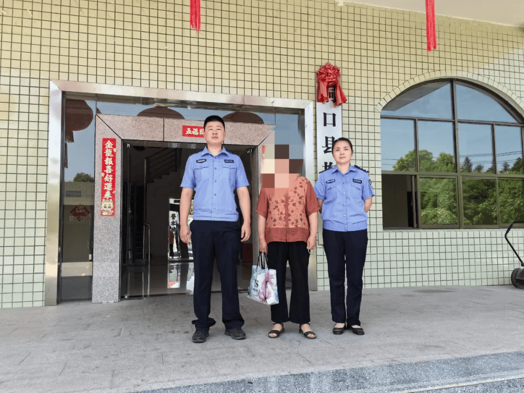 近日,洞口县高沙派出所快侦快破一起盗窃案,及时为民挽损,获群众赠