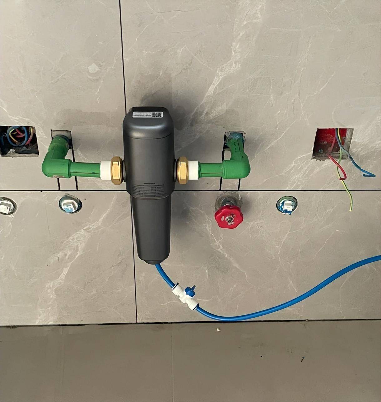 例如,当自来水通过前置过滤器时,其中的铁锈颗粒会被滤网阻拦,无法