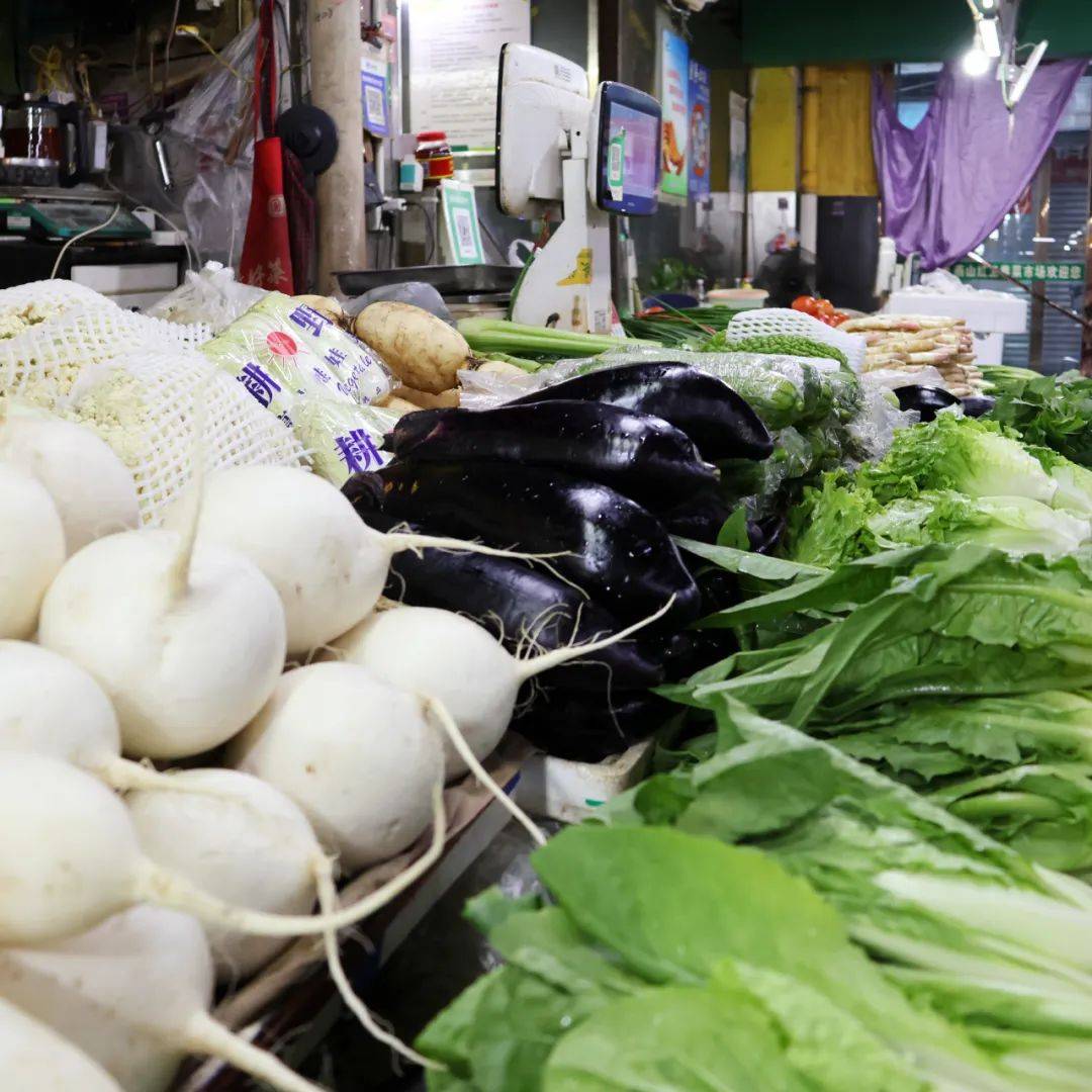 不仅种类齐全,而且都很新鲜,菜刚摆上,就有不少熟客陆续到摊子上购买