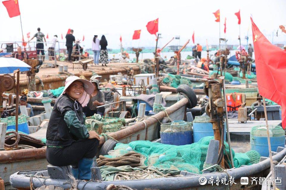 图集| 期待满载而归!烟台东口渔港码头渔民满脸笑容迎"开海"