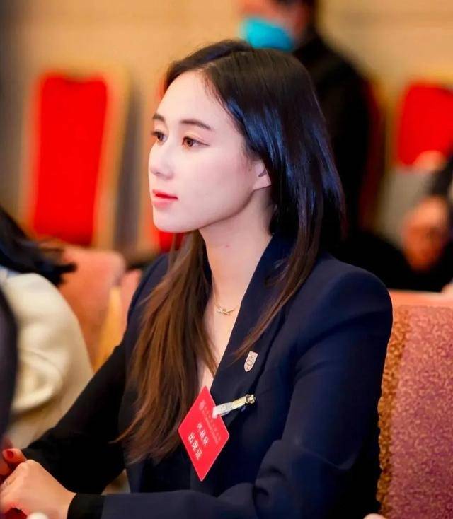 赌王最小女儿何超欣上新闻联播:没有选择娱乐圈,而是选了研究院