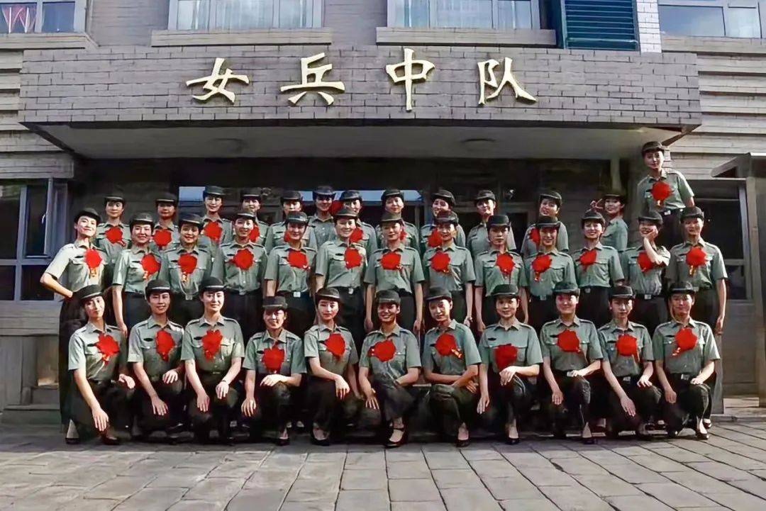 仪仗女兵退伍图片