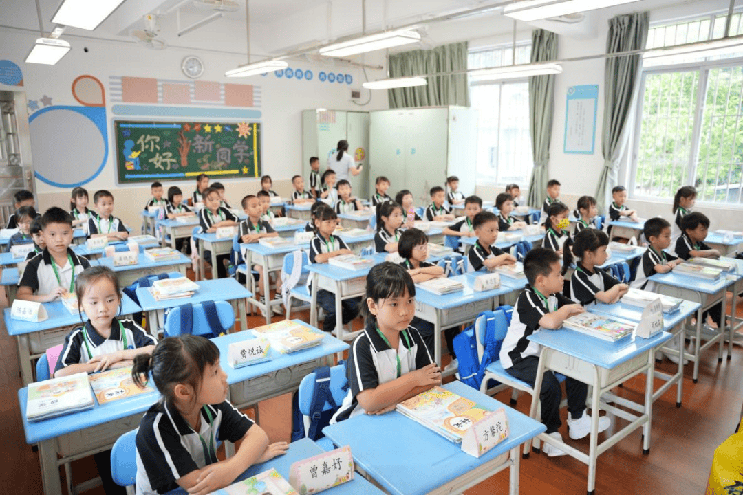 环城小学的孩子们踏上新学期的美好征程.