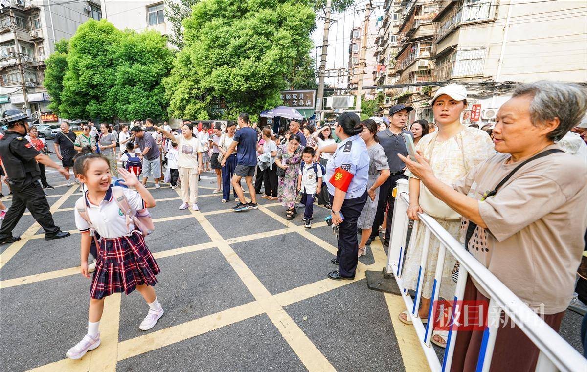 来百度app畅享高清图片在武汉鲁巷实验小学,爱国主义主题升旗仪式暨