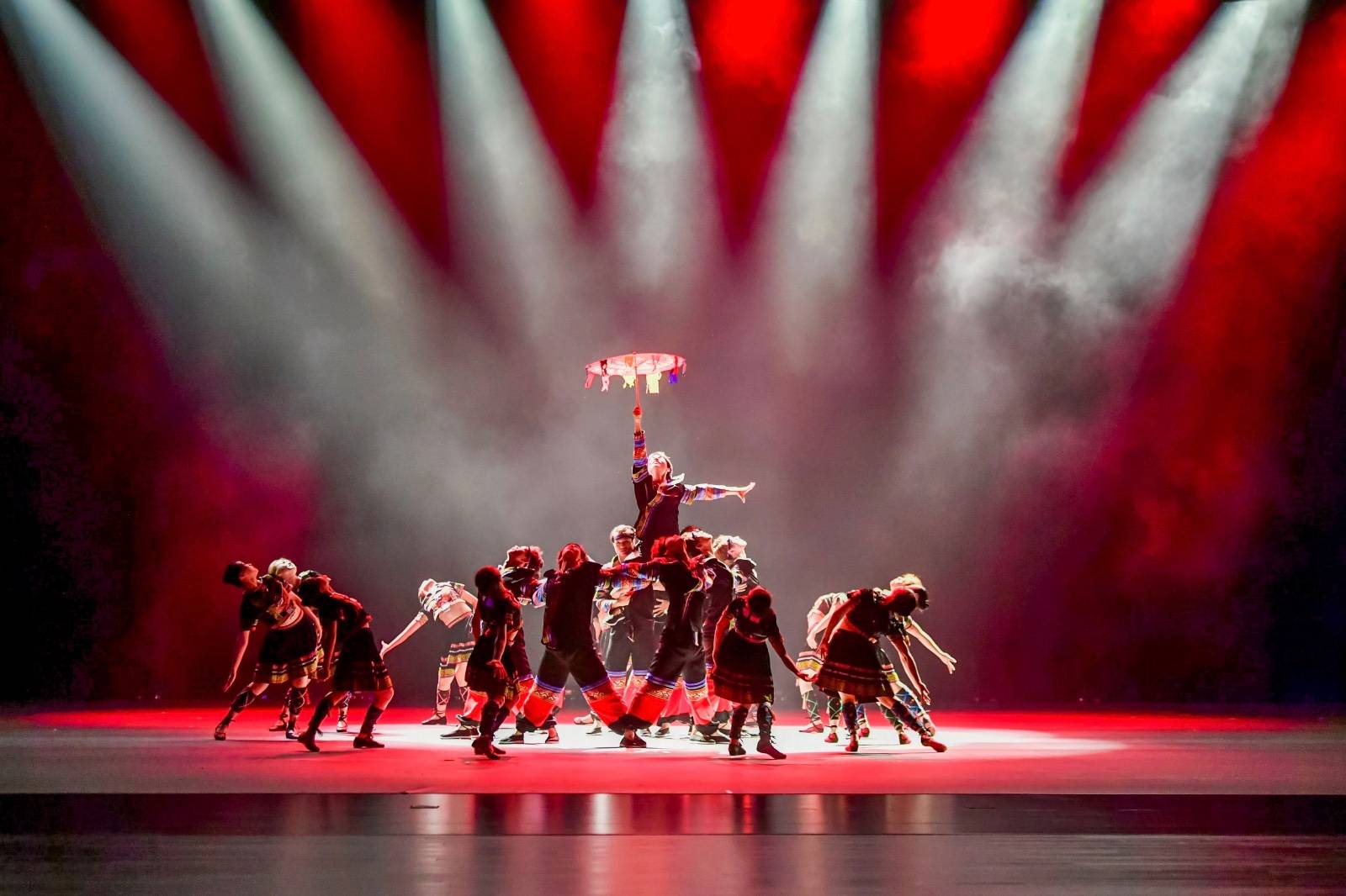 演绎瑶族文化魅力,蓝山县原创舞蹈《伞·承》惊艳亮相