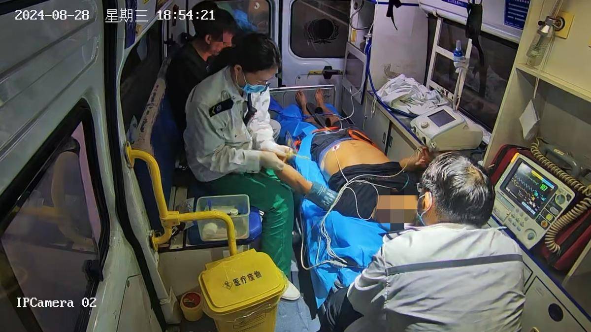 120视频指导急救,现场除颤仪抢救,地铁工作人员6分钟挽回患者生命