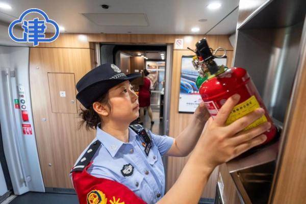 天津铁路公安处女乘警:风雨兼程 彰显青年志